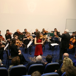 Lucija Čemažar z orkestrom.